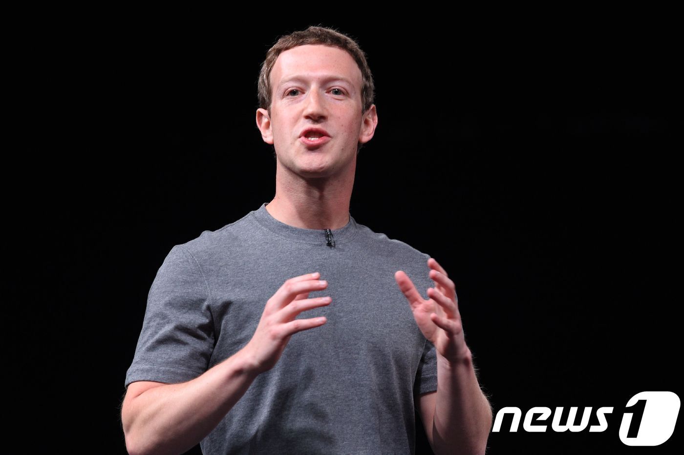 본문 이미지 - 트레이드마크와 같은 회색 티셔츠를 입은 평소 저커버그의 모습. ⓒ AFP=뉴스1