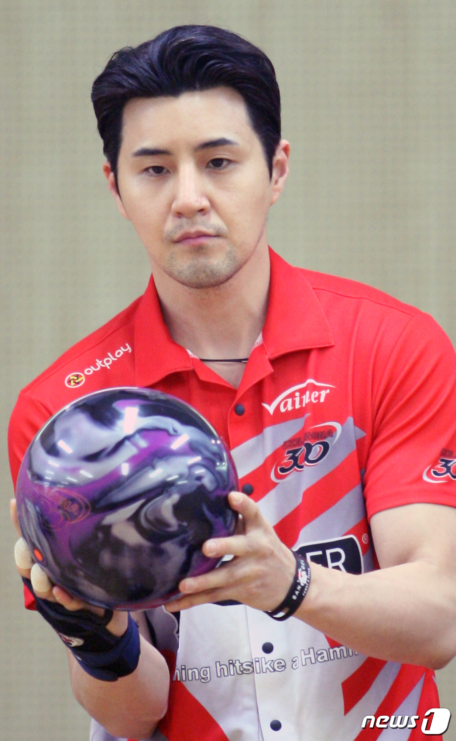 (안동=뉴스1) 피재윤 기자 = 장희웅 프로가 11일 경북 안동볼링장에서 열리고 있는 안동하회탈컵 SBS프로볼링 경북투어 준결승전에 출전하고 있다. 장 프로는 이번 대회에서 본선을 …