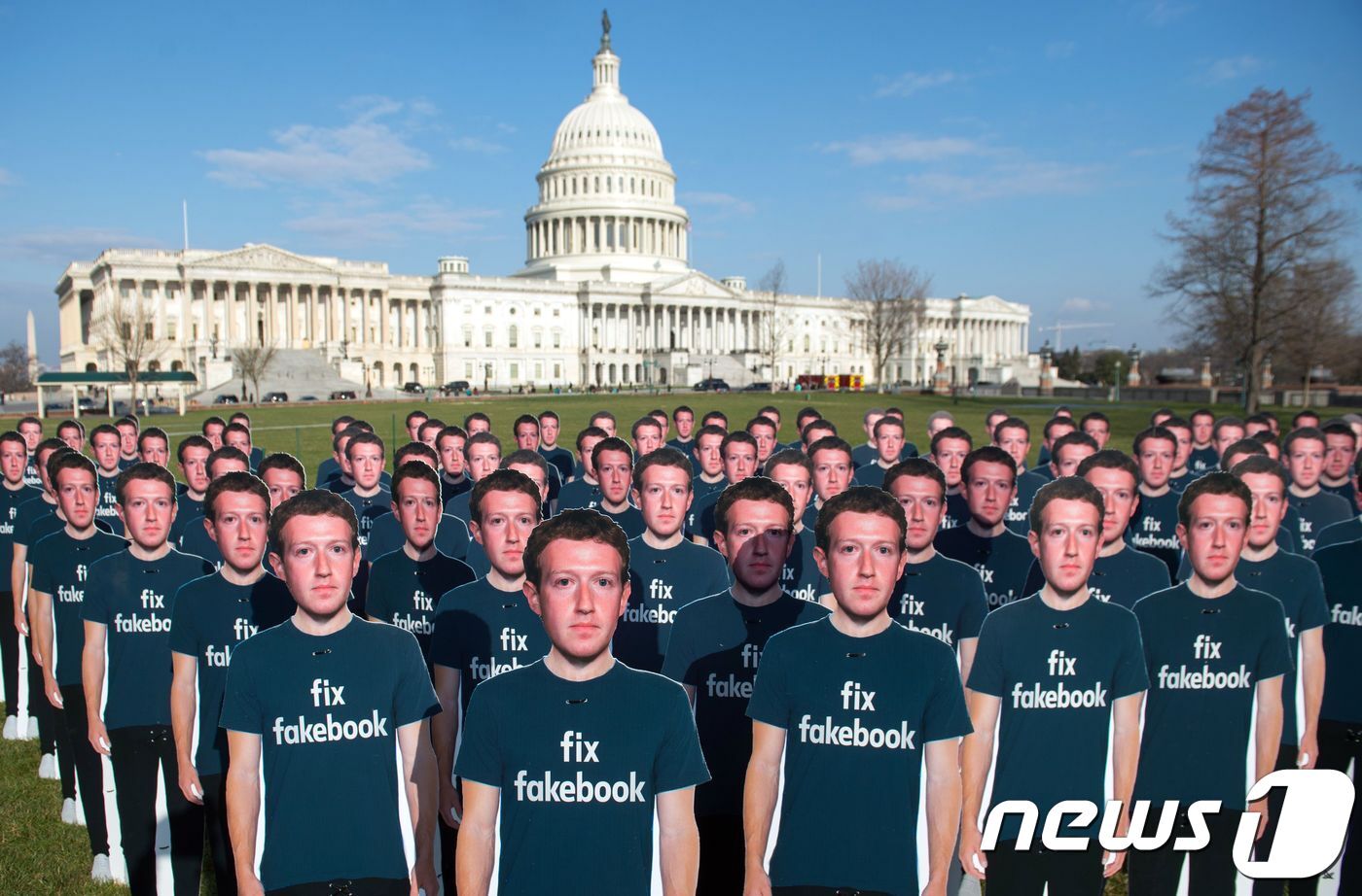 본문 이미지 - 10일(현지시간) 청문회가 열리는 의회 밖에 설치된 시민단체의 항의 패널. ⓒ AFP=뉴스1