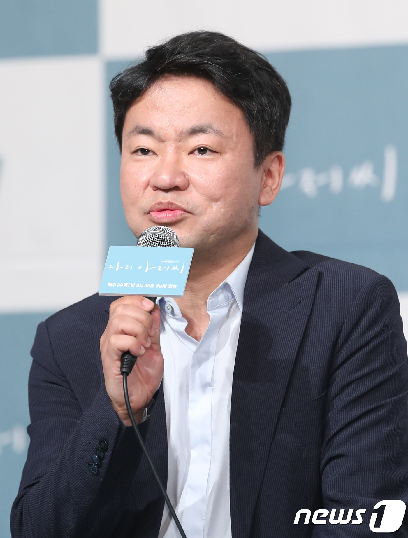 (서울=뉴스1) 권현진 기자 = 김원석 PD가 11일 오후 서울 영등포 타임스퀘어에서 열린 tvN 드라마 ‘나의 아저씨’(나저씨) 기자간담회에 참석해 포즈를 취하고 있다.‘나의 아 …