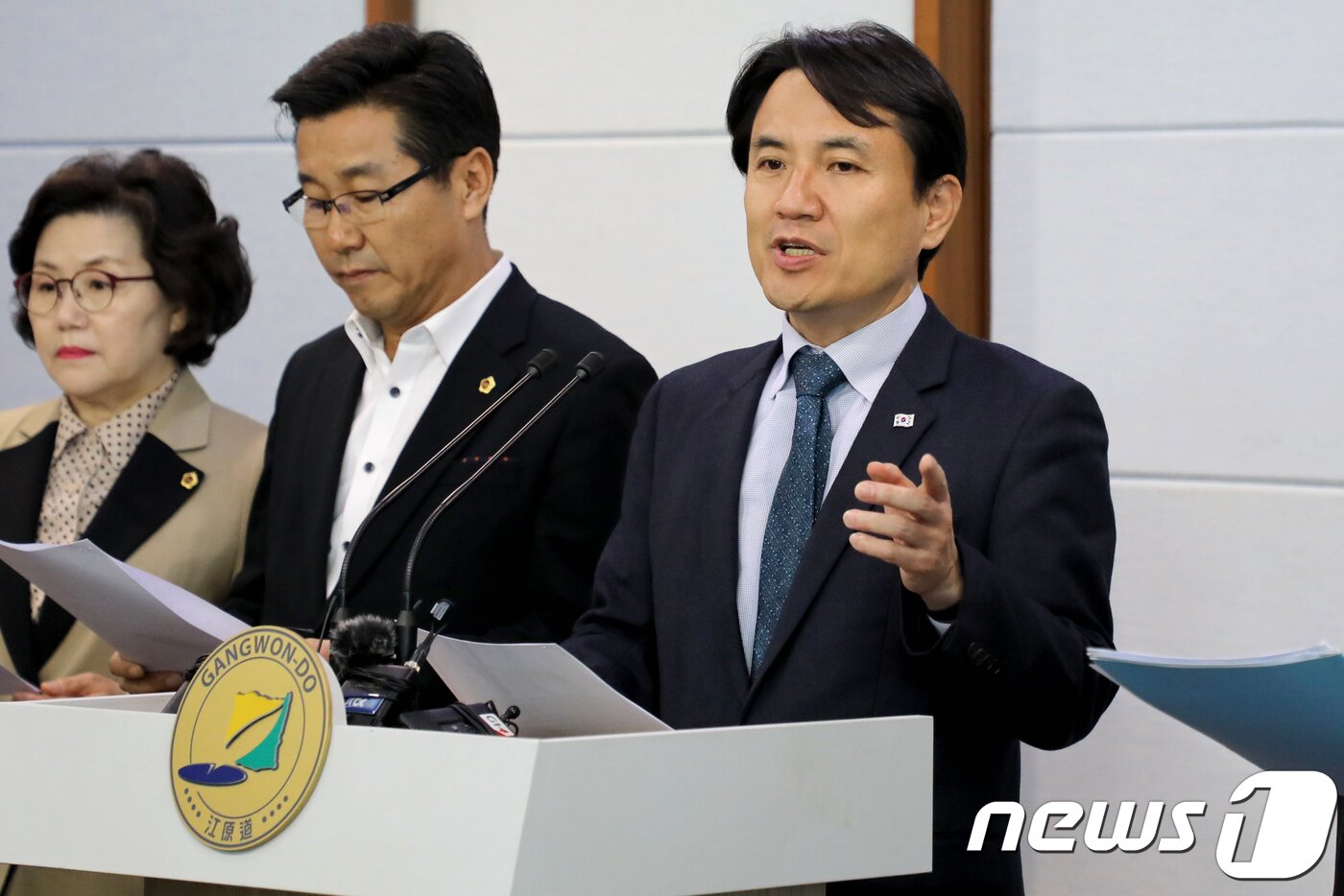 본문 이미지 - 김진태 자유한국당 국회의원(춘천)이 11일 오후 강원도청 브리핑룸에서 기자회견을 열고 레고랜드 사업 지연에 따른 최문순 도지사 사퇴를 촉구하고 있다. 2018.4.11/뉴스1 ⓒ News1 김경석 기자