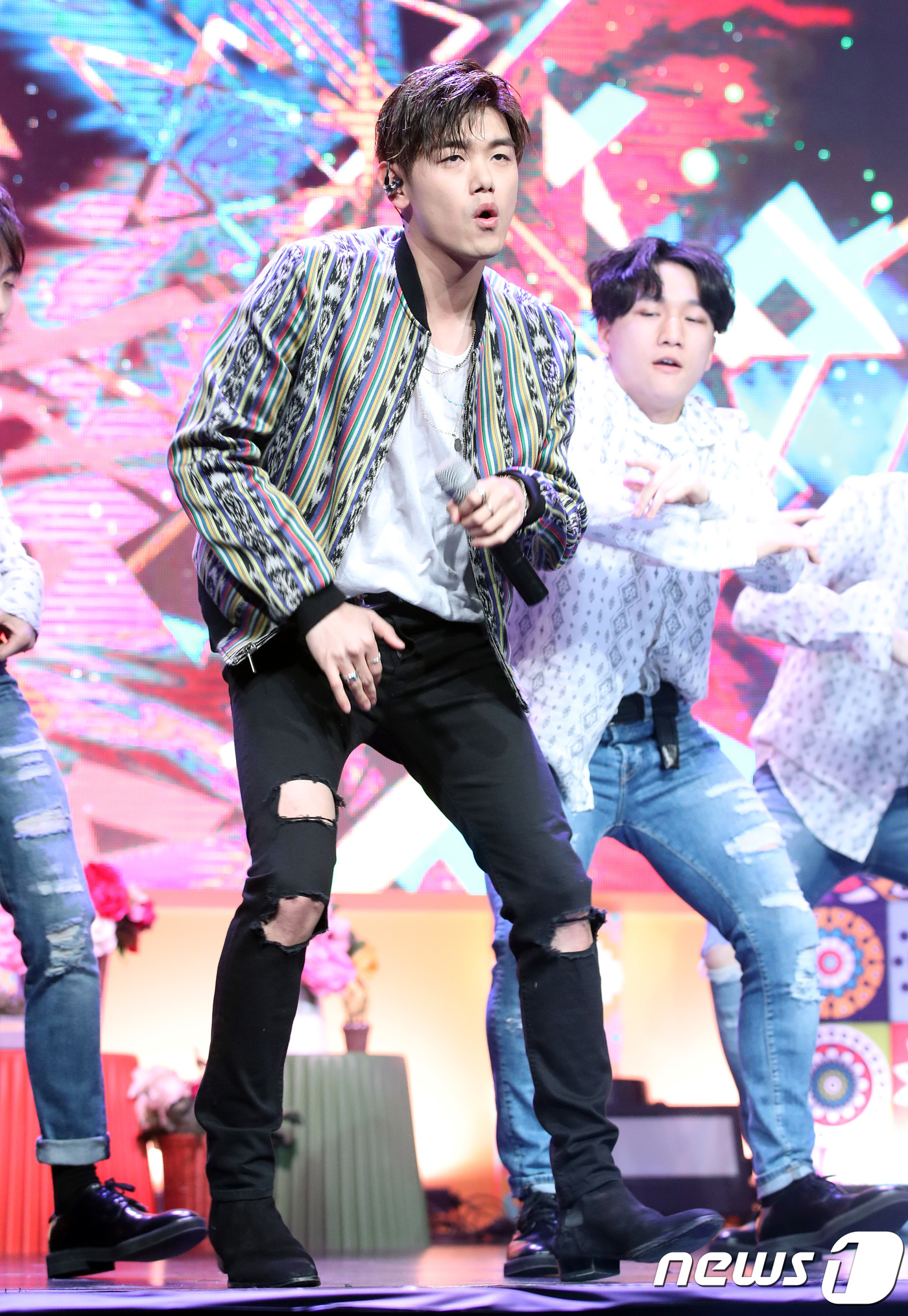 (서울=뉴스1) 권현진 기자 = 가수 에릭남이 11일 오후 서울 홍대 무브홀에서 열린 세 번째 미니앨범 ‘어니스틀리(Honestly)’ 발매 기념 쇼케이스에 참석해 신곡을 선보이고 …