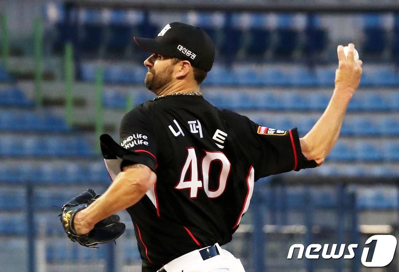 본문 이미지 - 11일 오후 창원 마산야구장에서 열린 2018 프로야구 신한은행 마이카 KBO리그 KT위즈 대 NC 다이노스 경기 1회말 선발투수 NC 니퍼트가 역투하고 있다. 2018.4.11/뉴스1 ⓒ News1 여주연 기자