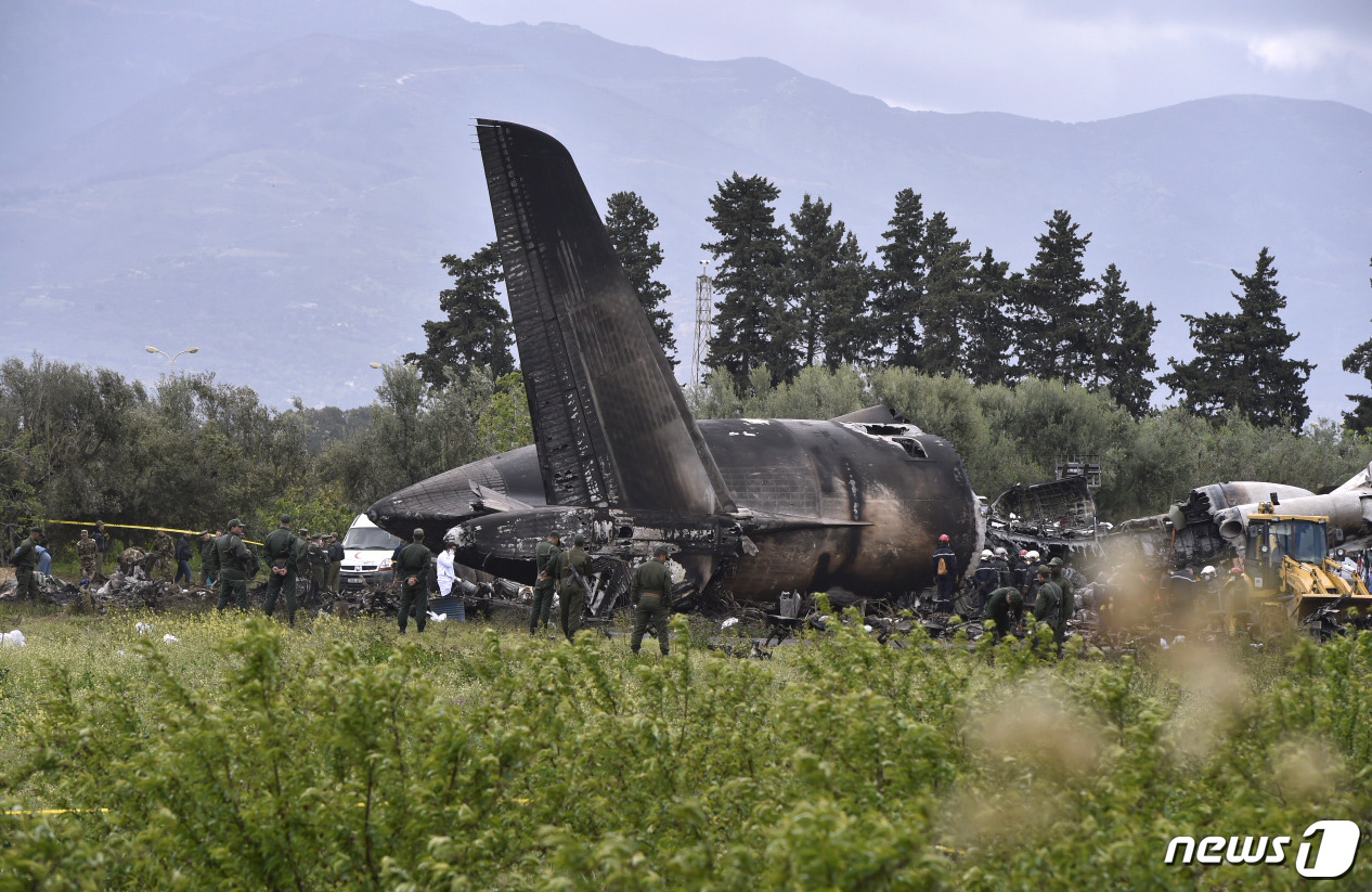 알제리 군용 수송기 추락 사고 현장 - 뉴스1