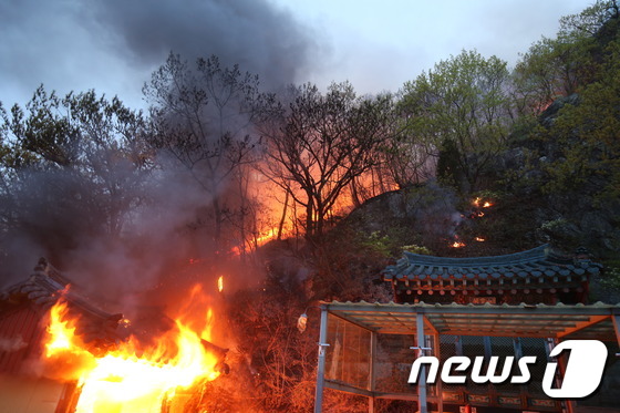 지난 11일 오후 6시31분쯤 경남 김해시 임호산 흥부암에서 불이 나 산으로 번지고 있다.(경남소방제공)2018.4.12/뉴스1© News1