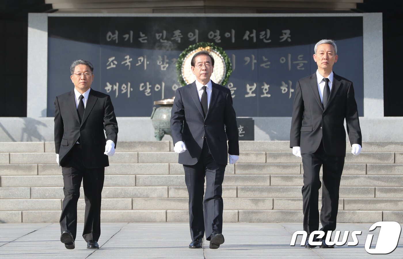 본문 이미지 - 박원순 서울시장이 12일 서울 동작구 국립현충원을 찾아 6·13 지방선거 서울시장 후보 '3선 도전'을 공식화하는 출마선언을 하기 앞서 현충탑 참배를 마친 뒤 나서고 있다. 2018.4.12/뉴스1 ⓒ News1 허경 기자
