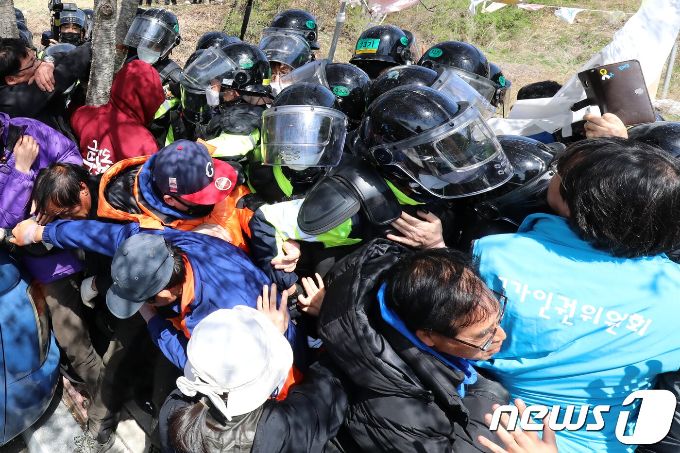 본문 이미지 - 12일 오전 주한미군 성주 사드(THAAD·고고도미사일 방어체계) 기지 내 환경개선 공사를 위한 장비 투입이 시작됐다. 경찰 병력이 경북 성주군 초전면 소성리 진밭교에서 진입로를 막고 있던 사드 반대 단체·주민들을 해산시키고 있다. 2018.4.12/뉴스1 ⓒ News1 공정식 기자