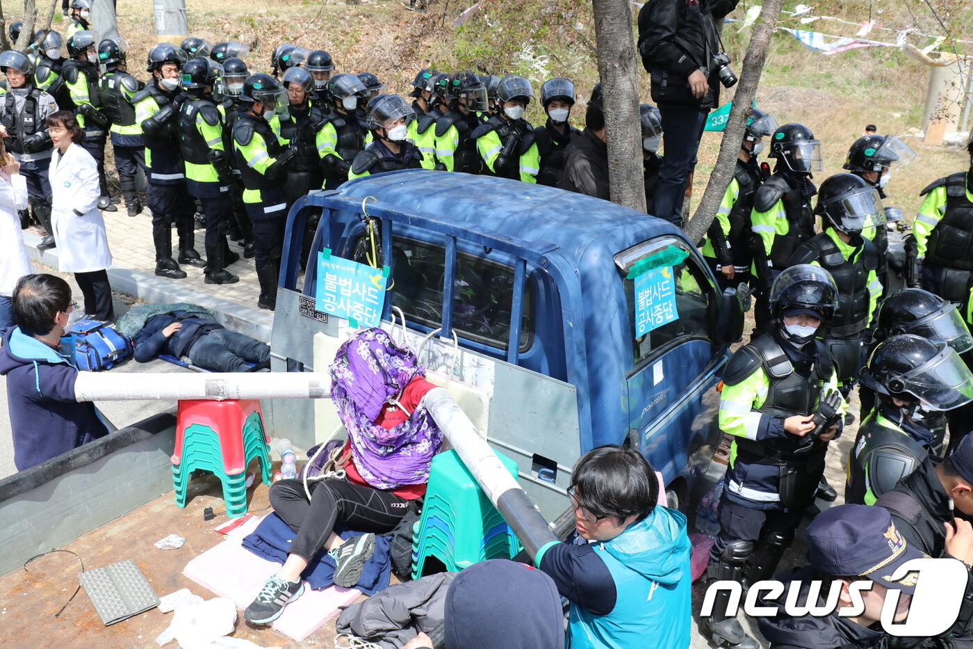 본문 이미지 - 주한미군 성주 사드(THAAD·고고도미사일 방어체계) 기지 내 환경개선 공사를 위한 장비 투입이 임박했다. 12일 오전 사드 반대 주민들이 경북 성주군 초전면 소성리 진밭교에서 이를 저지하기 위해 파이프에 손을 연결해 사드 기지 내 장비 투입을 몸으로 막고 있다.있다. 2018.4.12/뉴스1 ⓒ News1 공정식 기자