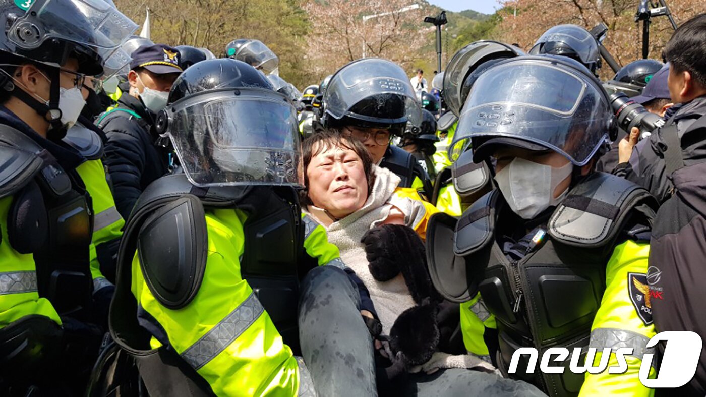 본문 이미지 - 주한미군 성주 사드(THAAD·고고도미사일 방어체계) 기지 내 환경개선 공사를 위한 장비 투입이 임박했다.12일 경찰 병력이 경북 성주군 초전면 소성리 진밭교 등에서 진입로를 막고 있던 사드 반대 단체·주민들을 해산시키고 있다. 2018.4.12/뉴스1 ⓒ News1 정우용 기자