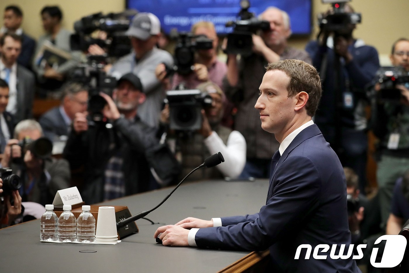 (워싱턴 AFP=뉴스1) 우동명 기자 = 마크 저커버그 페이스북 CEO가 11일(현지시간) 워싱턴 하원 에너지 상무위원회의 청문회에 출석해, 페이스북 이용자 개인정보 무단 유출 관 …