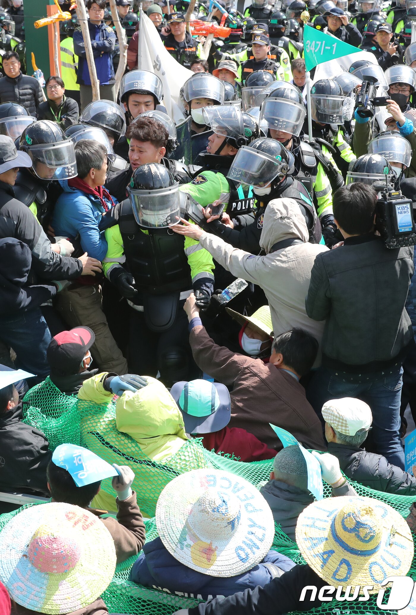 본문 이미지 - 주한미군 성주 사드(THAAD·고고도미사일 방어체계) 기지 내 환경개선 공사 장비 투입을 앞두고 경찰의 해산작전이 시작됐다. 12일 오전 경찰 병력이 경북 성주군 초전면 소성리 진밭교에서 장비 투입을 저지하는 사드 반대 단체와 주민들을 해산시키고 있다. 2018.4.12/뉴스1 ⓒ News1 공정식 기자