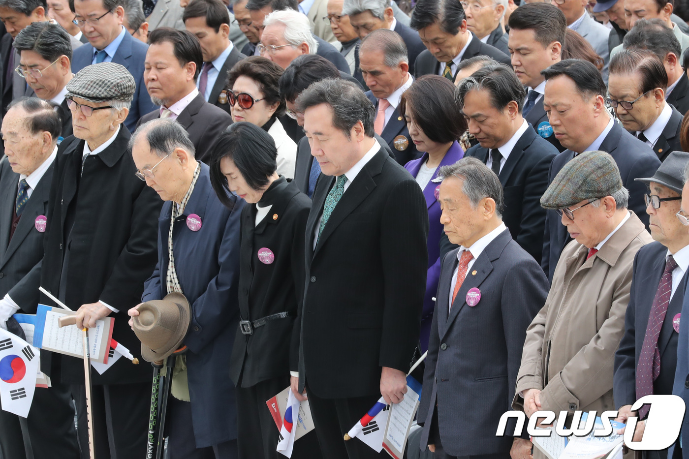 (서울=뉴스1) 임세영 기자 = 이낙연 국무총리 및 참석자들이 13일 오전 서울 용산구 백범김구기념관 앞 야외무대에서 열린 제99주년 대한민국 임시정부 수립 기념식에서 순국선열과 …
