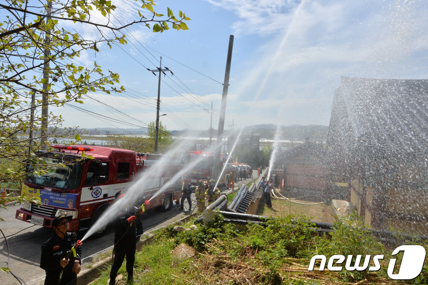 본문 이미지 - 사진은 경북 포항남부소방서 119 대원들이 목조건물 화재 진압 훈련을 하고 있는 모습./뉴스1 ⓒ News1 최창호 기자