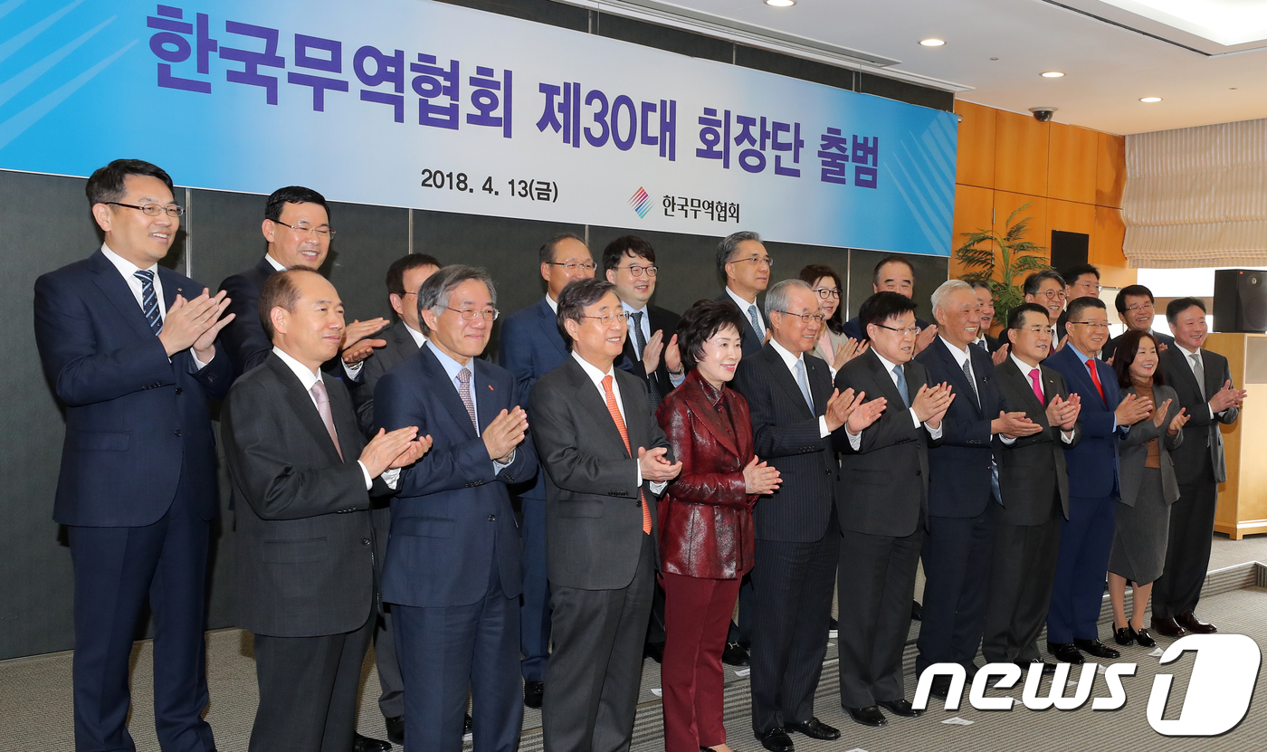 (서울=뉴스1) 구윤성 기자 = 13일 오전 서울 강남구 무역센터에서 열린 한국무역협회 제30대 회장단 출범식에서 참석자들이 박수치고 있다.앞줄 왼쪽부터 황철주 주성엔지니어링 회장 …