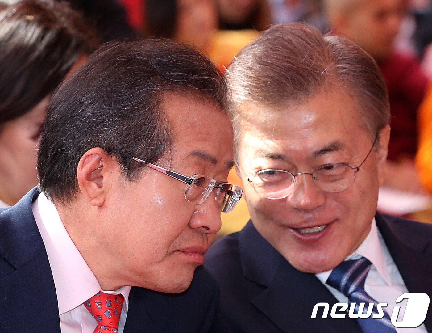 본문 이미지 - 불기 2561년 부처님오신날인 3일 오전 서울 종로구 조계사에서 열린 봉축 법요식에 참석한 문재인 더불어민주당 대선후보와 홍준표 자유한국당 대선후보가 대화를 나누고 있다. 2017.5.3/뉴스1