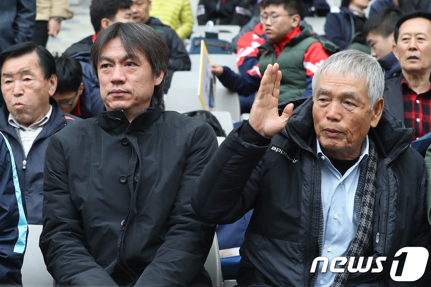 본문 이미지 - 이회택 전 대한민국 축구대표팀 감독(사진 우측)과 홍명보 대한축구협회 전무이사.2018.4.14/뉴스1 ⓒ News1 임세영 기자