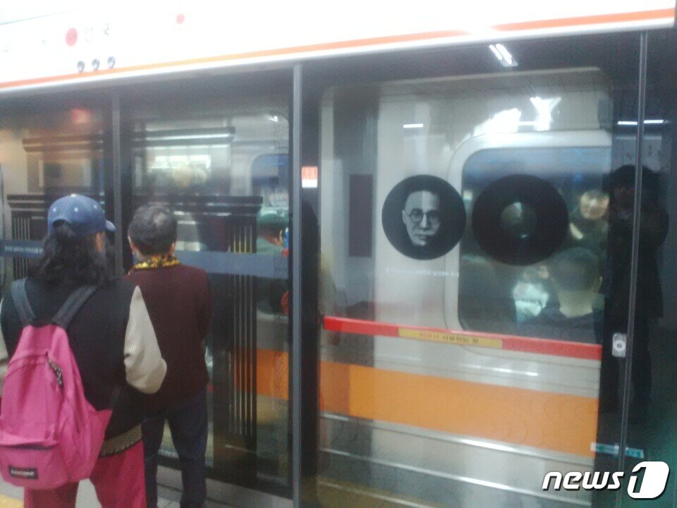 본문 이미지 - 서울 지하철 안국역에서 시민들이 열차를 기다리고 있다. 옆 스크린도어에 설치된 백범 김구의 이미지와 어록이 보인다.ⓒ News1
