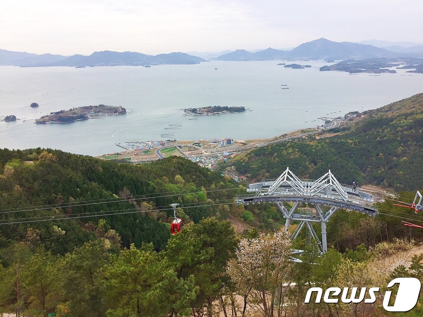 본문 이미지 - 각산 전망대에서 바라본 케이블카와 남해 바다ⓒ News1  