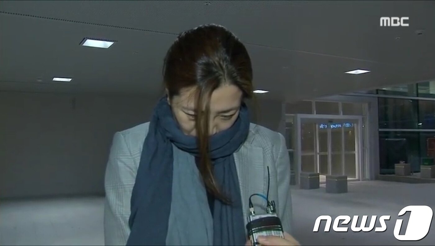 본문 이미지 - 광고대행사 직원에 대한 갑질 논란에 휩싸인 조현민 대한항공 여객마케팅 전무가 15일 베트남 다낭에서 출발한 대한항공 KE464편을 타고 이날 오전 5시 26분 인천공항을 통해 입국하고 있다. (방송화면)2018.4.15/뉴스1 ⓒ News1 박지혜 기자