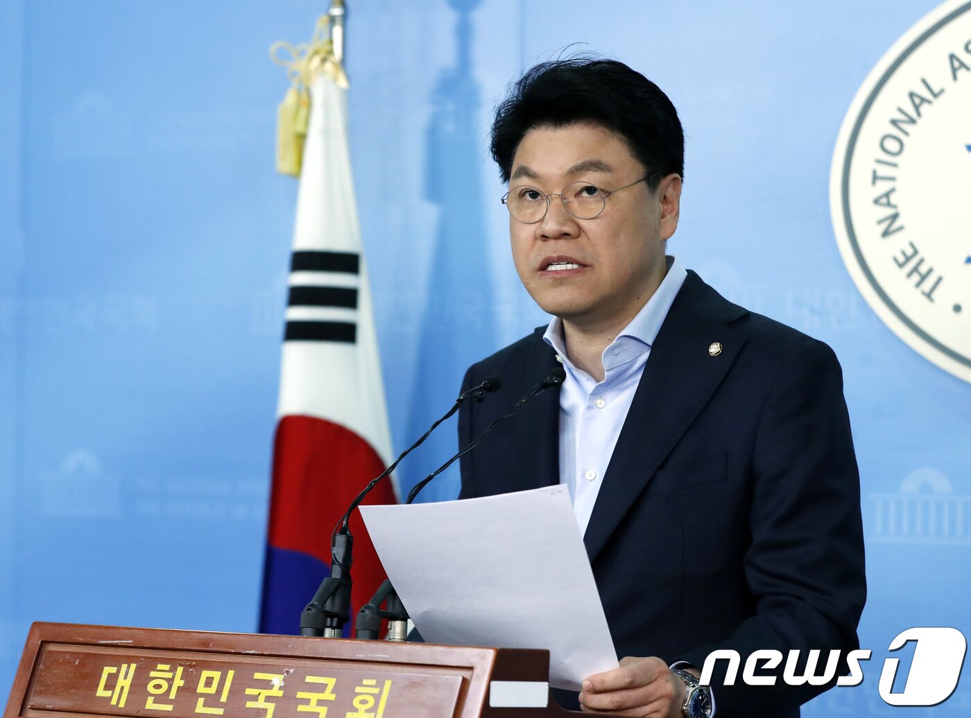 본문 이미지 - 장제원 자유한국당 수석대변인이 15일 서울 여의도 국회 정론관에서 더불어민주당 당원 댓글조작 논란과 관련, '검찰은 강제수사로 전환하고 민주당과 김경수 의원은 수사에 적극 협조하라'는 논평을 발표하고 있다. 2018.4.15/뉴스1 ⓒ News1 안은나 기자