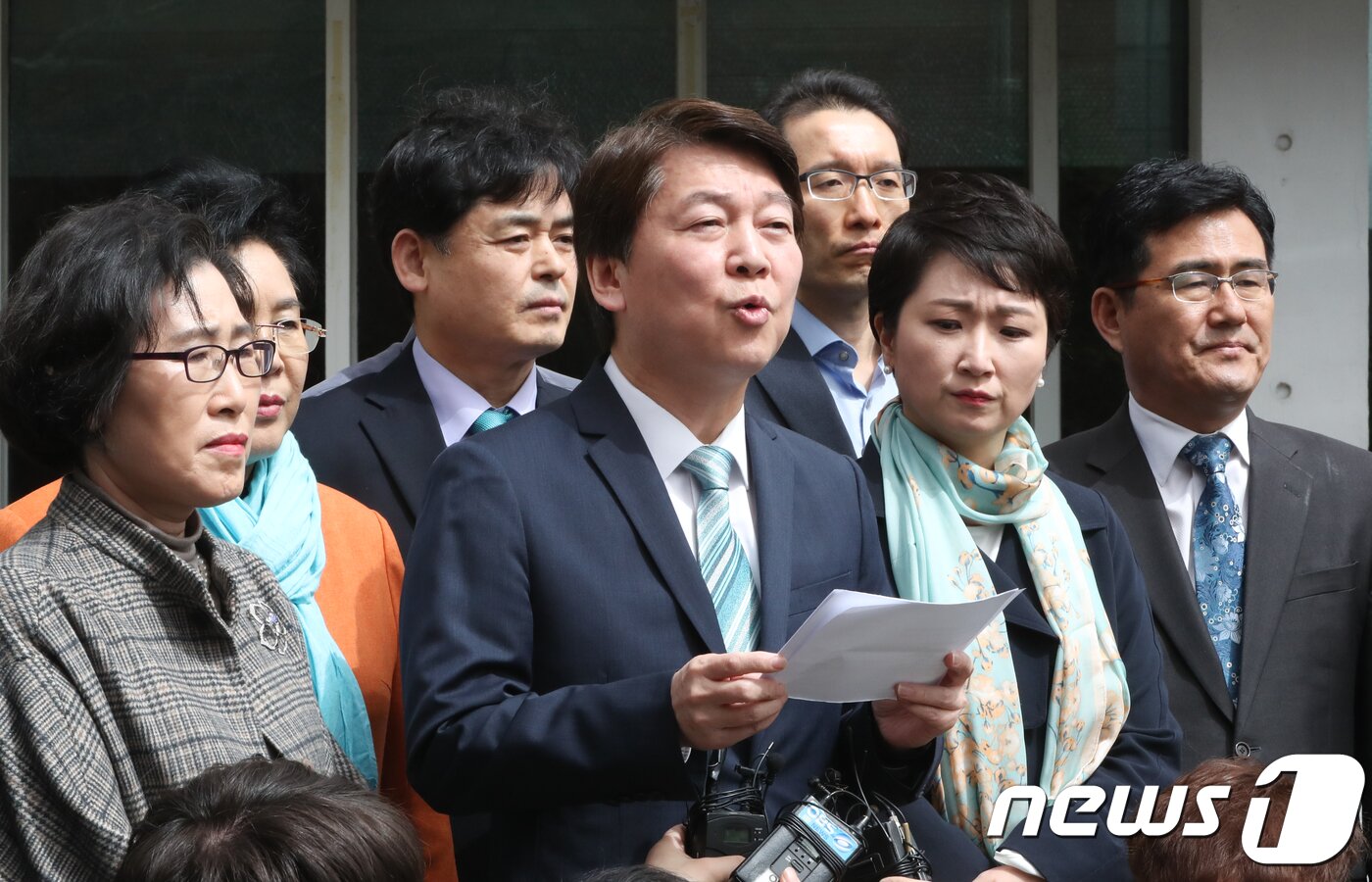 본문 이미지 - 안철수 바른미래당 서울시장 예비후보가 15일 더불어민주당 당원의 댓글공작이 이뤄진 경기도 파주의 한 출판사무실을 찾아 규탄 기자회견을 하고 있다. 2018.4.15/뉴스1 ⓒ News1 허경 기자