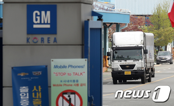 15일 인천 부평구 한국GM 부평공장에서 화물트럭이 오가고 있다./뉴스1 © News1 민경석 기자