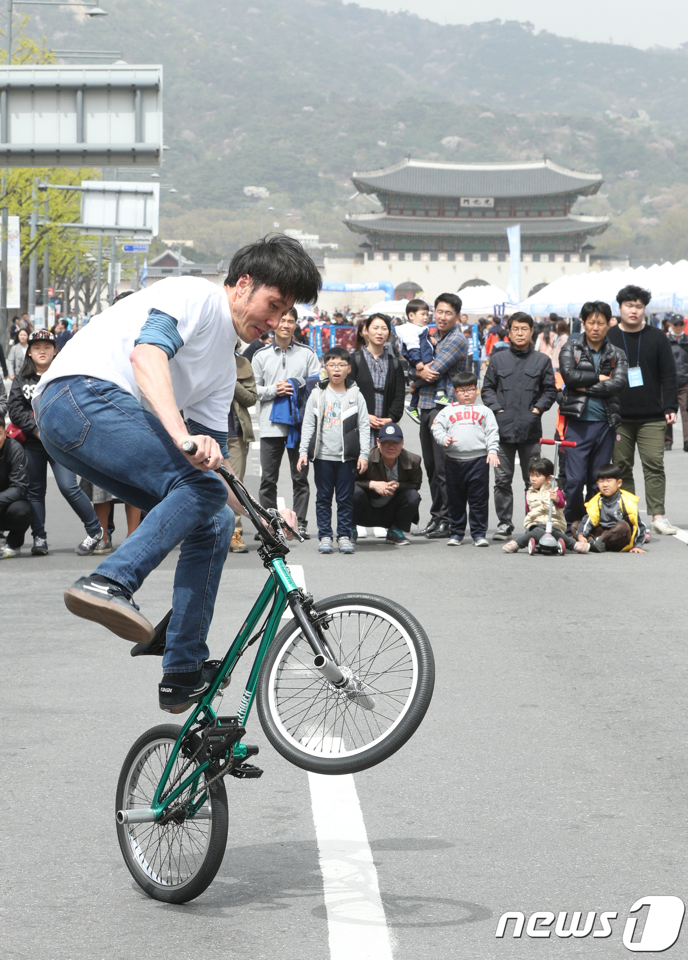 (서울=뉴스1) 신웅수 기자 = 서울시가 광화문 세종대로를 차 없는 거리로 운영한 15일 오후 서울 세종대로에서 시민들이 자전거 묘기를 즐기고 있다.서울시는 매월 1·3주 운영하던 …