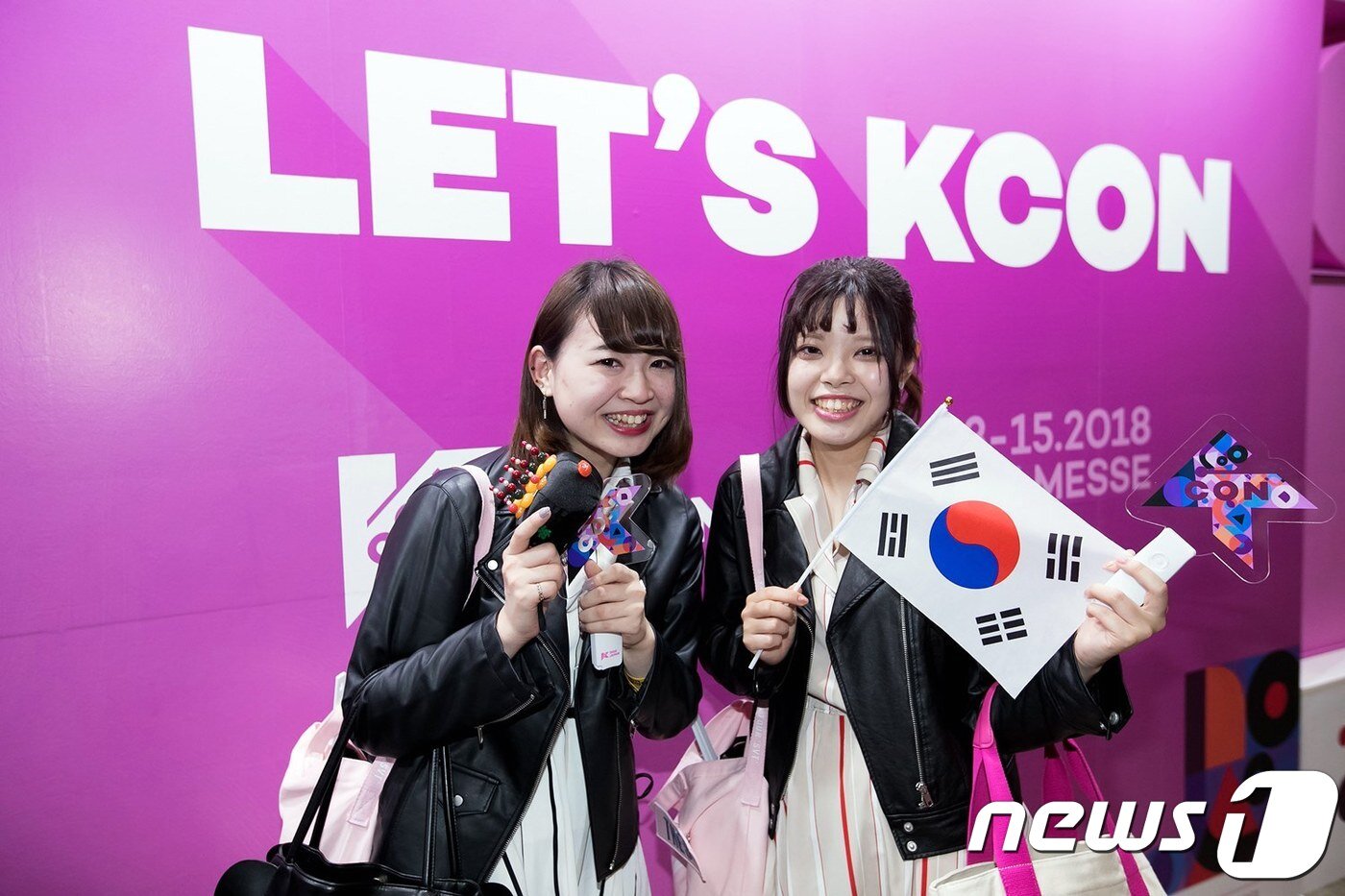 본문 이미지 - 지난 13~15일 일본 지바현에서 열린 케이콘(KCON) 2018 저팬(JAPAN) 현장에서 일본팬들이 사진촬영에 응하고 있다.ⓒ News1
