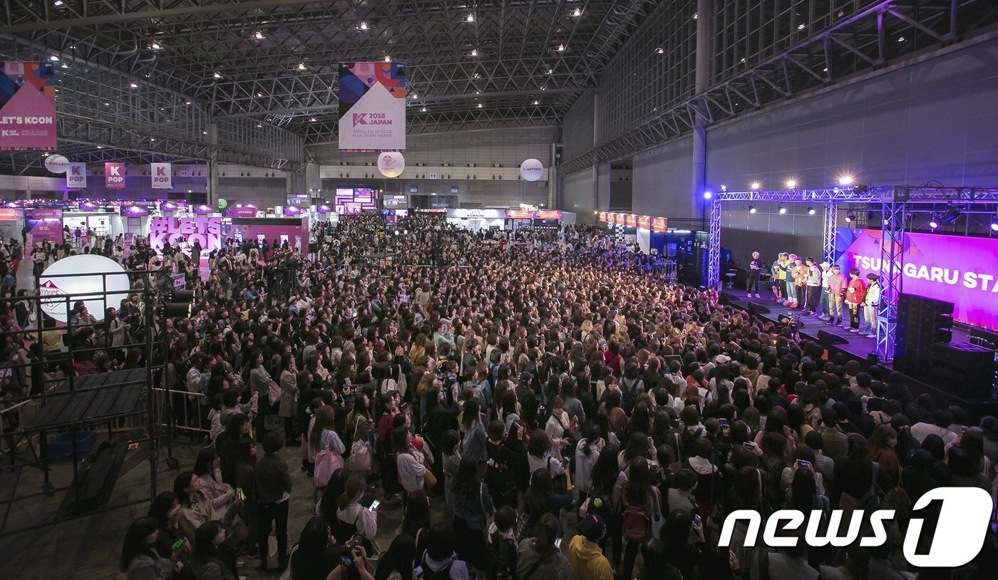 본문 이미지 - 지난 13~15일 일본 지바현에서 열린 케이콘(KCON) 2018 저팬(JAPAN) 콘서트 현장에 운집한 관객들. CJ E&M은 사흘간 6만8000여명이 다녀갔다고 밝혔다. ⓒ News1