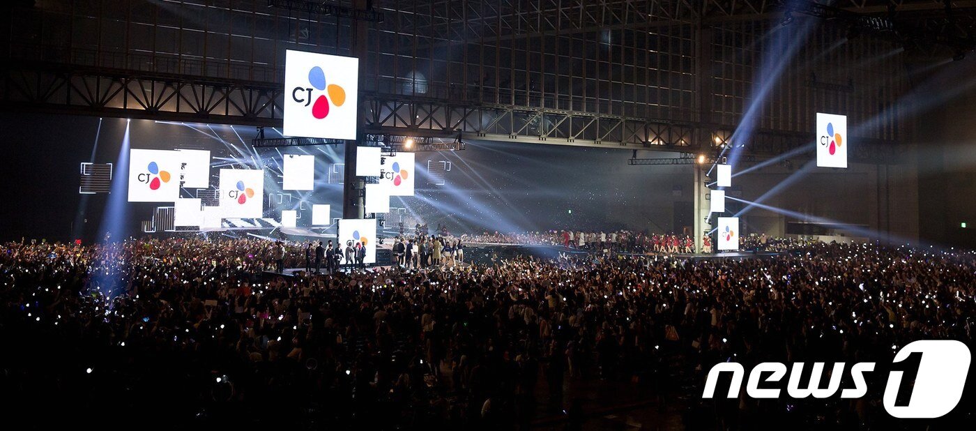 본문 이미지 - 지난 13~15일 일본 지바현에서 열린 케이콘(KCON) 2018 저팬(JAPAN)의 엠카운트 다운 방송 현장.ⓒ News1