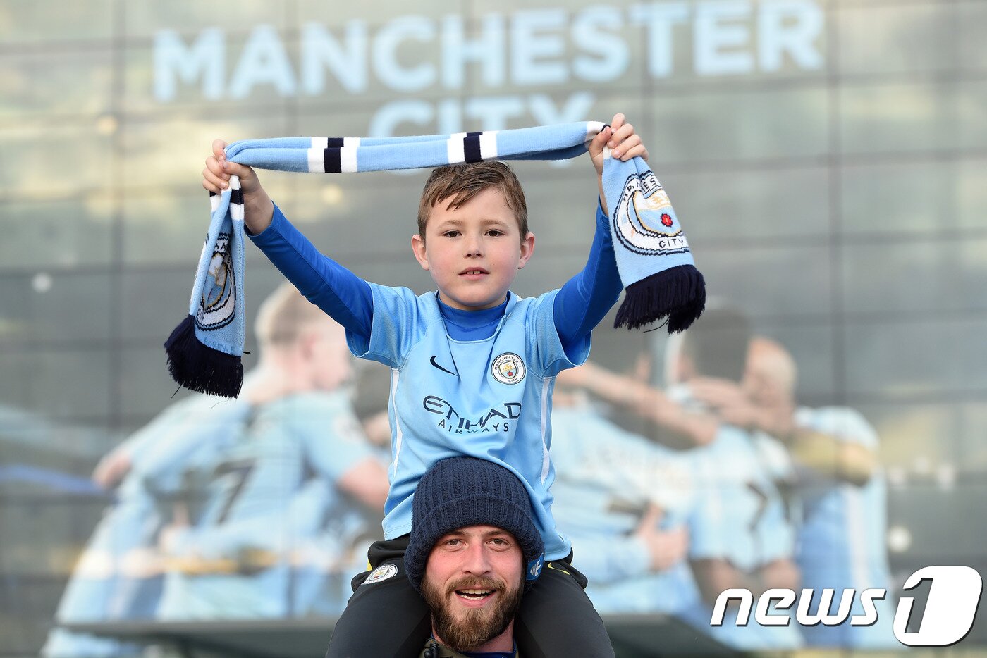 본문 이미지 - 16일 맨유의 패배로 리그 우승을 확정한 맨체스터 시티의 팬들이 기뻐하고 있다. ⓒAFP=News1