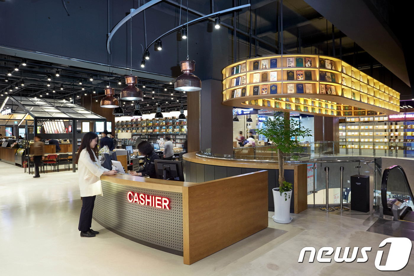 (서울=뉴스1) = 16일 용산 아이파크몰에 대형 서점 브랜드 ‘영풍문고’가 오픈했다.‘영풍문고 용산아이파크몰’에는 총 7만여점의 도서와 대형서가, 북카페, 원형 극장형 독서 공간 …