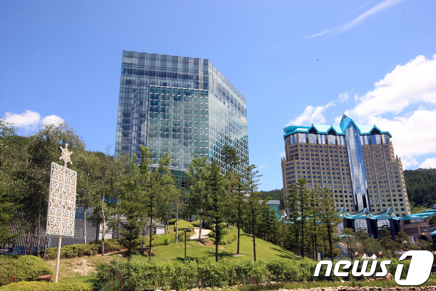 (정선=뉴스1) 박하림 기자 = 쾌청한 날씨를 보인 16일 강원 정선군 강원랜드 컨벤션호텔에 맑은 하늘이 찾아와 봄 정취를 물씬 풍기고 있다. (강원랜드 제공) 2018.4.16/ …