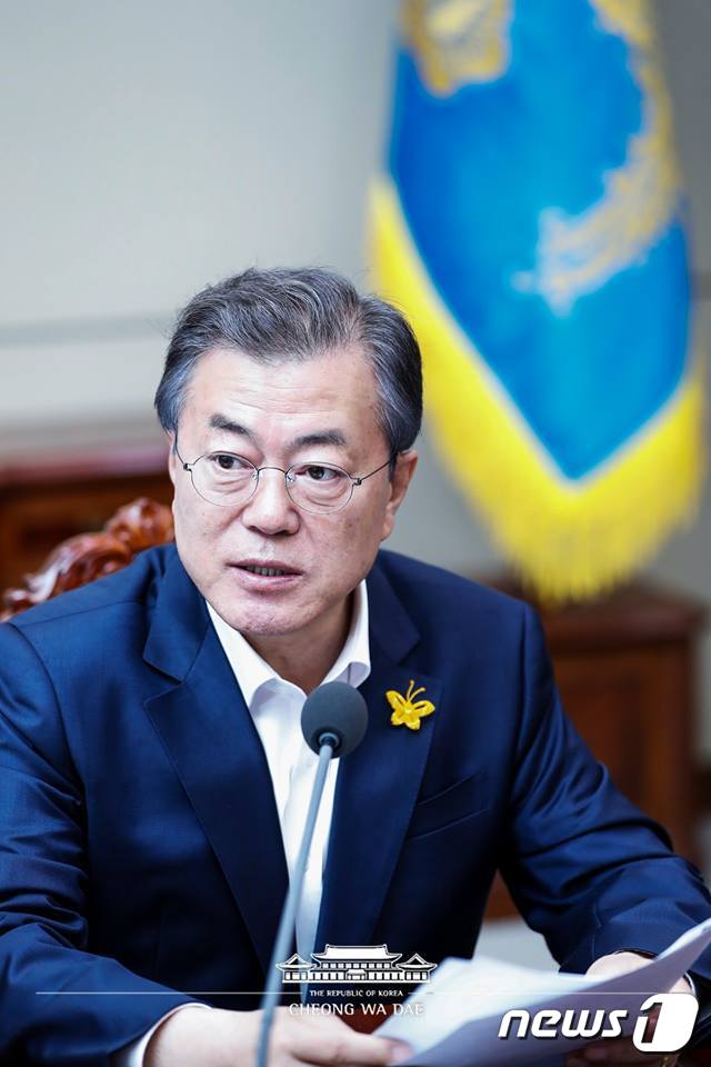 (서울=뉴스1) = 문재인 대통령이 16일 청와대 여민관에서 열린 수석보좌관회의를 주재하고 있다.이날 문 대통령의 재킷 상의에는 세월호 참사를 추모하는 '노란색 나비모양' 배지가 …