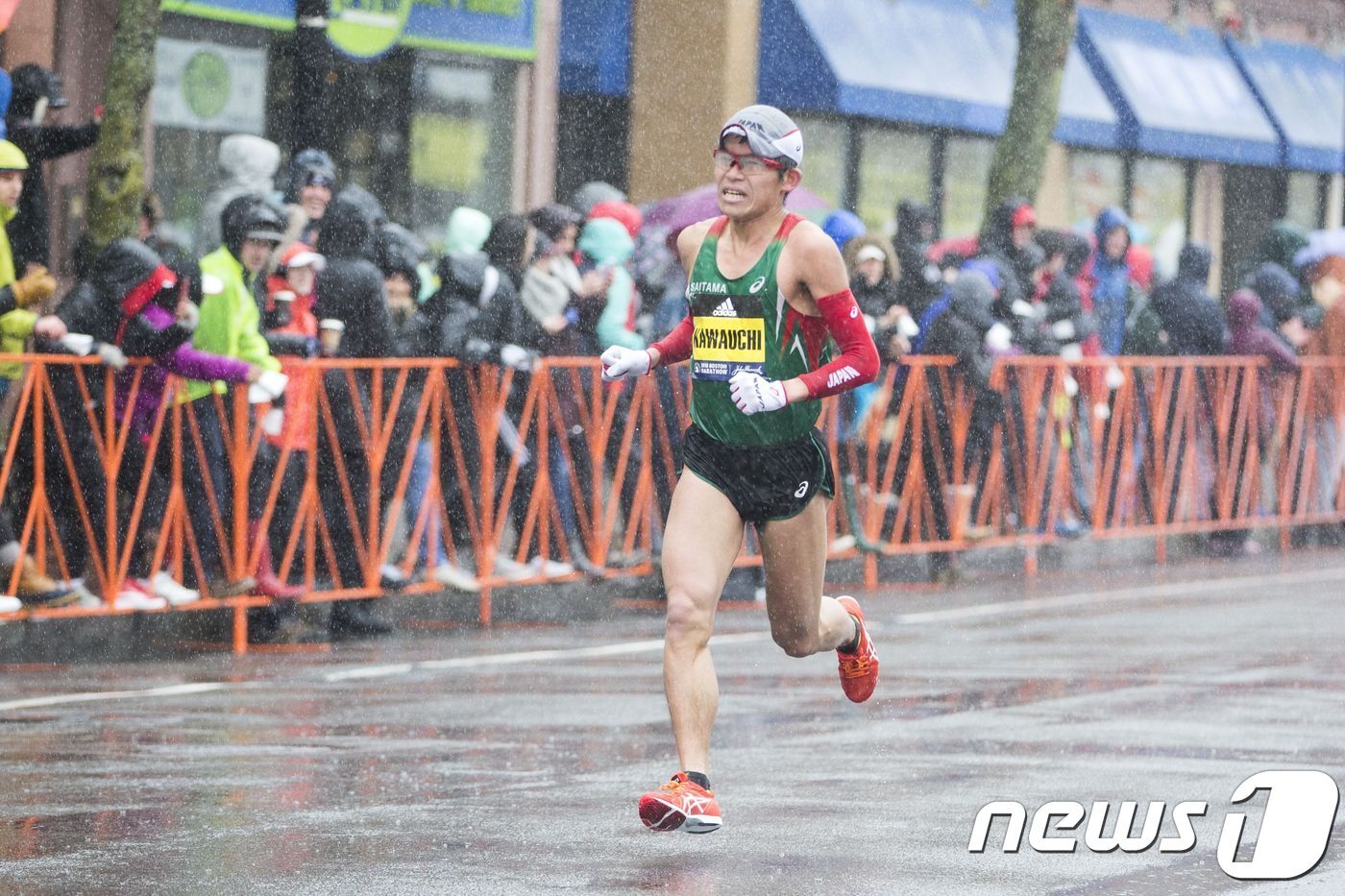 본문 이미지 - 일본의 공무원 마라토너 가와우치 유키. ⓒ AFP=뉴스1