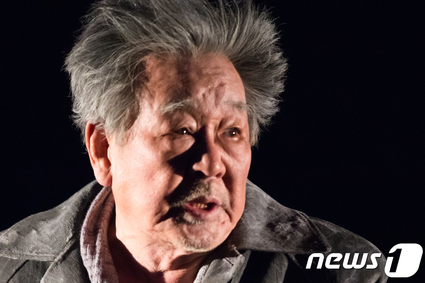 본문 이미지 - 배우 최불암(78)이 지난 2018년 4월 17일 서울 서초구 서초동 예술의전당 자유소극장에서 열린 연극 '바람 불어 별이 흔들릴 때' 전막 시연회에서 노인 역을 맡아 열연하고 있다. 그가 1993년 이후 25년 만에 연극 무대에 서는 '바람 불어 별이 흔들릴 때'는 오는 18일부터 5월6일까지 서울 서초구 서초동 예술의전당 자유소극장 무대에 오른다. 2018.4.17/뉴스1