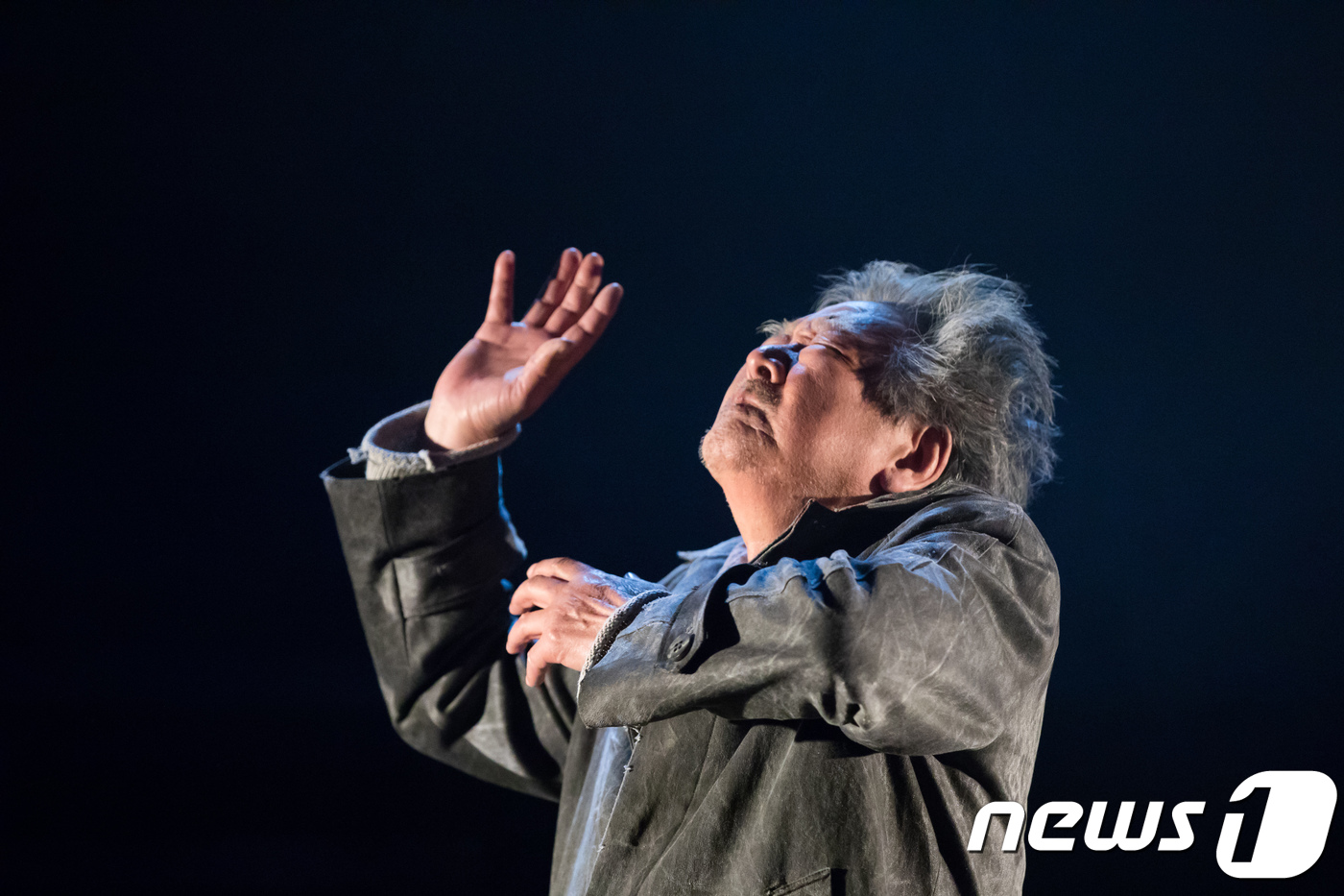 (서울=뉴스1) 박정환 문화전문기자 = 배우 최불암(78)이 17일 서울 서초구 서초동 예술의전당 자유소극장에서 열린 연극 '바람 불어 별이 흔들릴 때' 전막 시연회에서 노인 역을 …