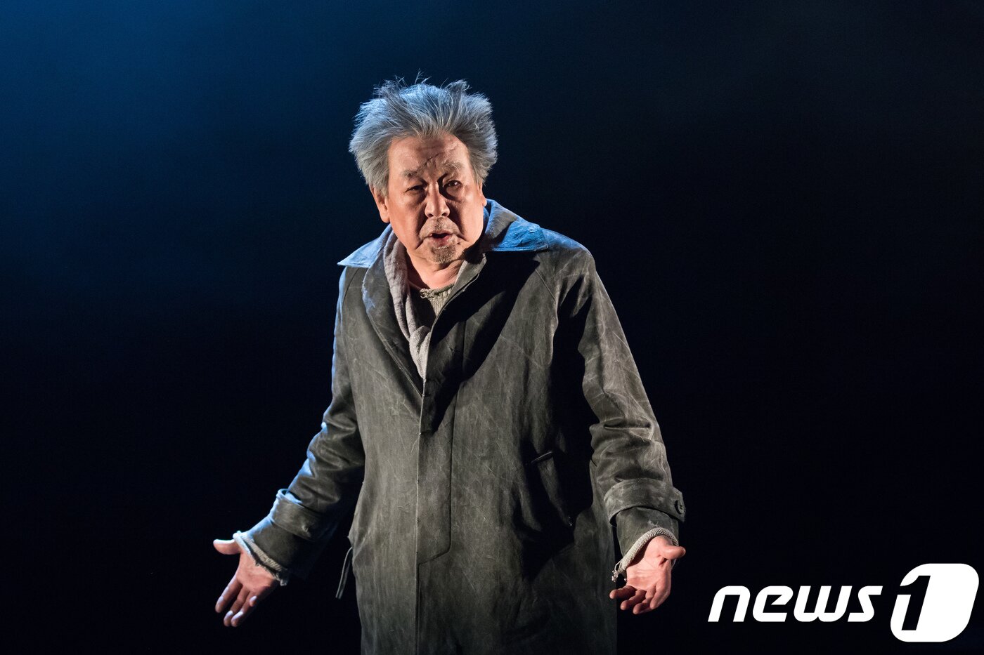 본문 이미지 - 배우 최불암(78)이 지난 2018년 4월 17일 서울 서초구 서초동 예술의전당 자유소극장에서 열린 연극 '바람 불어 별이 흔들릴 때' 전막 시연회에서 노인 역을 맡아 열연하고 있다. 그가 1993년 이후 25년 만에 연극 무대에 서는 '바람 불어 별이 흔들릴 때'는 오는 18일부터 5월6일까지 서울 서초구 서초동 예술의전당 자유소극장 무대에 오른다. 2018.4.17/뉴스1