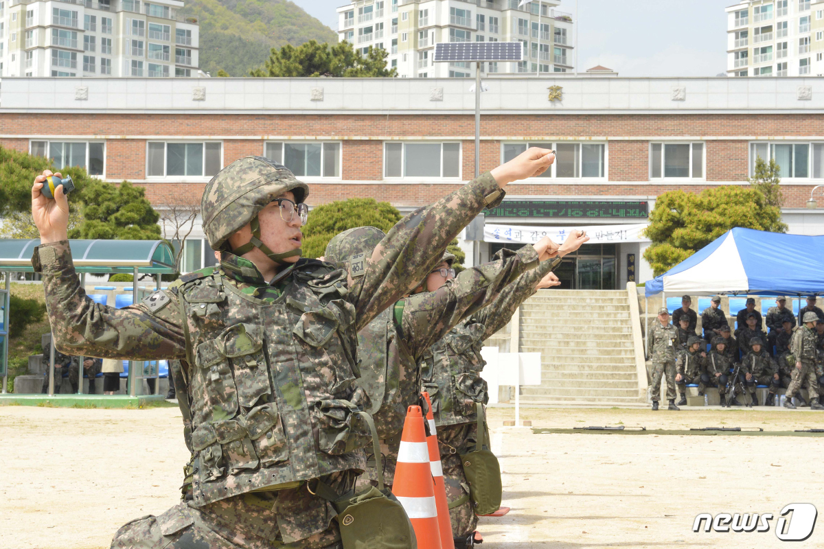 (서울=뉴스1) = 17일 오후 경상남도 해군 진해기지사령부 헌병전대 연병장에서 열린 '2018년 전반기 경계헌병 전투기량 경연대회'에서 참가 장병들이 수류탄 투척 경연을 펼치고 …