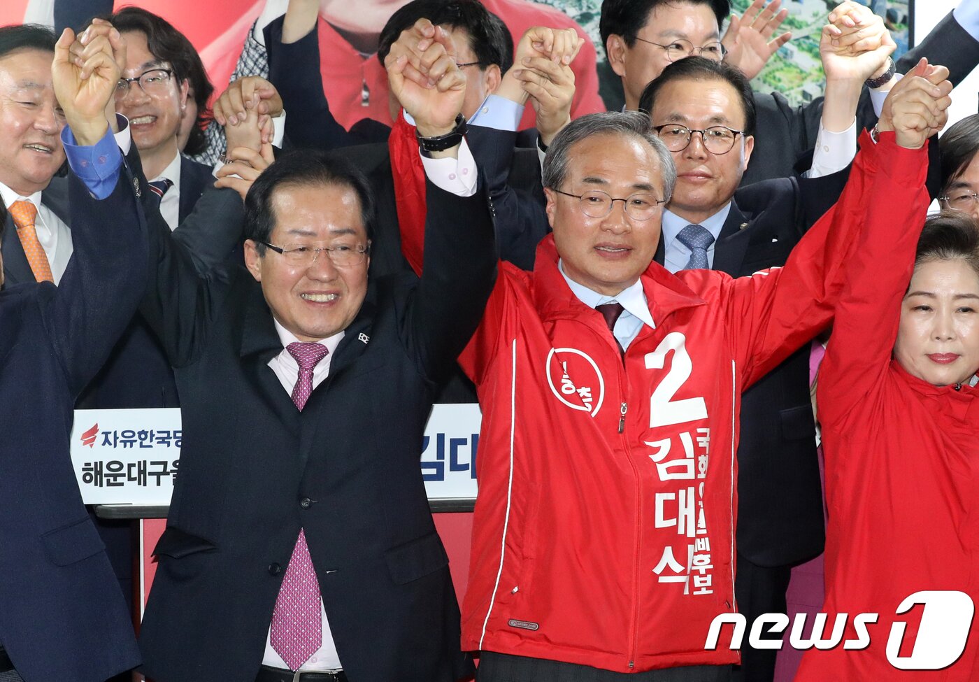 본문 이미지 - 홍준표 자유한국당 대표와 김대식 해운대구을 국회의원 예비후보가 18일 오후 부산 해운대구 반여동 김대식 선거사무소 개소식에서 손을 맞잡고 있다. 2018.4.18/뉴스1 ⓒ News1 여주연 기자