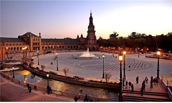 본문 이미지 - 국내 한 휴대폰 광고의 배경지로 알려지면서 유명해진 세비야 광장