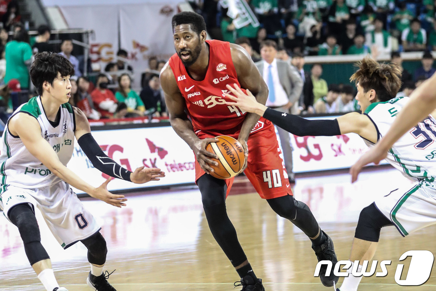 (서울=뉴스1) 성동훈 기자 = 18일 오후 서울 잠실학생체육관에서 열린 2017-2018 프로농구 서울 SK 나이츠와 원주 DB 프로미 챔피언 결정전 6차전에서  SK 메이스가 …