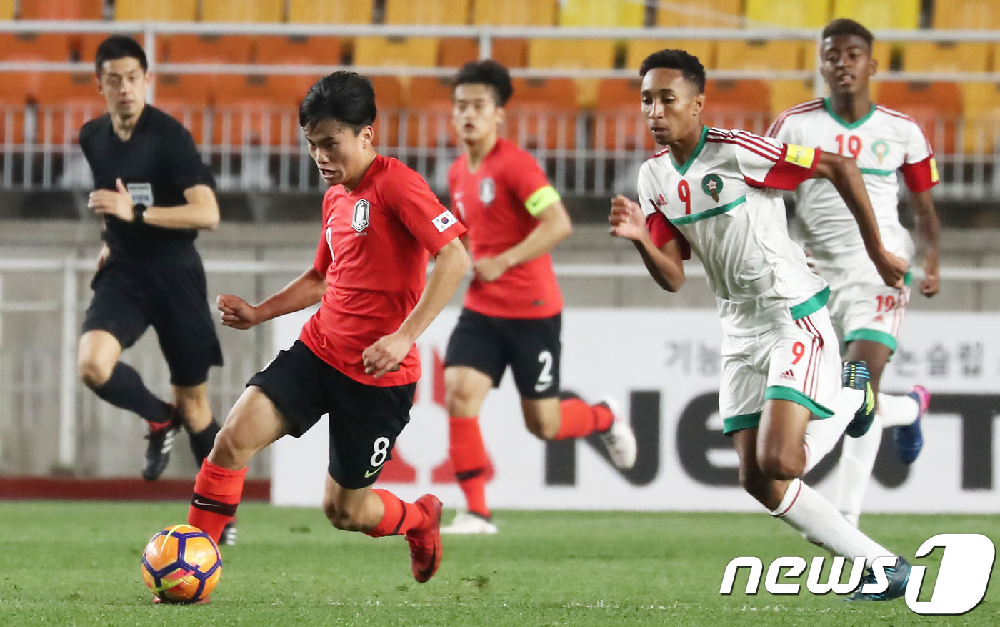 (수원=뉴스1) 오장환 기자 = 18일 오후 경기도 수원시 팔달구 수원월드컵경기장에서 열린 2018 수원 JS컵 U-19 국제청소년 축구대회 대한민국과 모로코의 경기에서 안준혁이 …