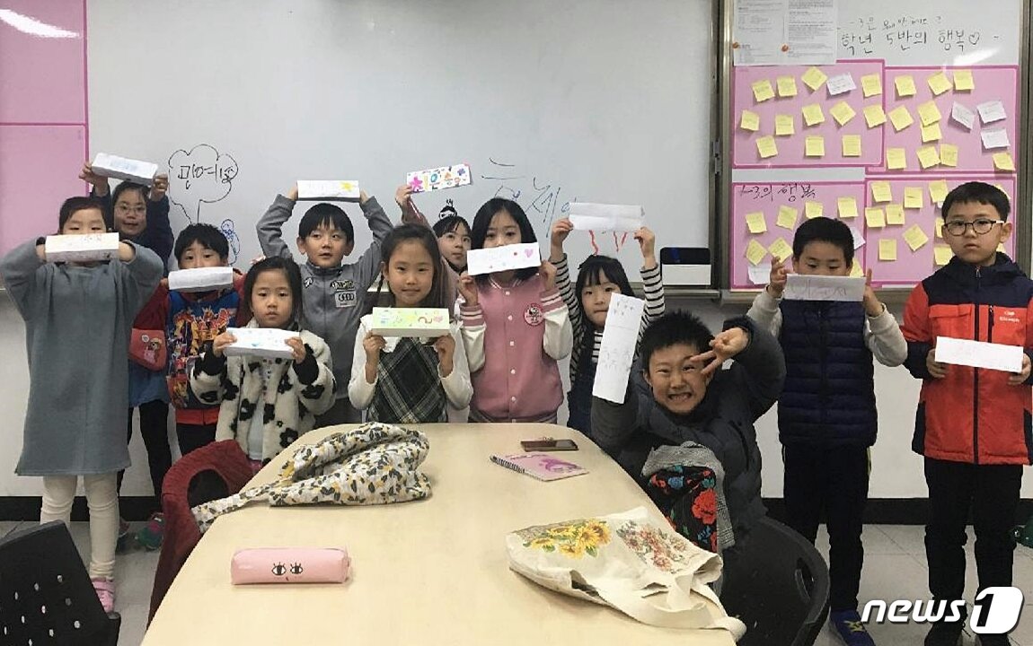 본문 이미지 - 충북 청주 오송고등학교 학생들이 운영하는 공부방에서 주변 초등학교 학생들이 즐거운 시간을 보내고 있다.(충북교육청 제공)2018.4.19/뉴스1ⓒ News1 