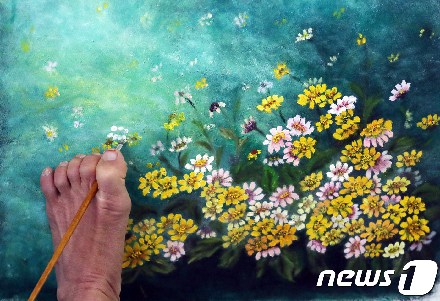 (서울=뉴스1) 송원영 기자 = 19일 서울 송파구 송파구민회관에서 열린 '2018 장애인 축제'에서 장애인 그림 동호회 화사랑의 김경아 족화가가 그림을 그리고 있다. 2018.4 …