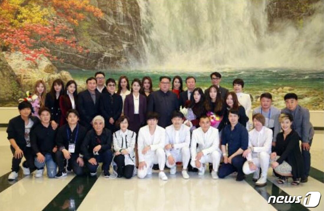 본문 이미지 - 김정은 북한 노동당 위원장이 평양 동평양대극장에서 열린 남북평화협력기원 남측예술단 평양공연에 참석했다고 노동신문이 2일 보도했다. (노동신문) 2018.4.2/뉴스1