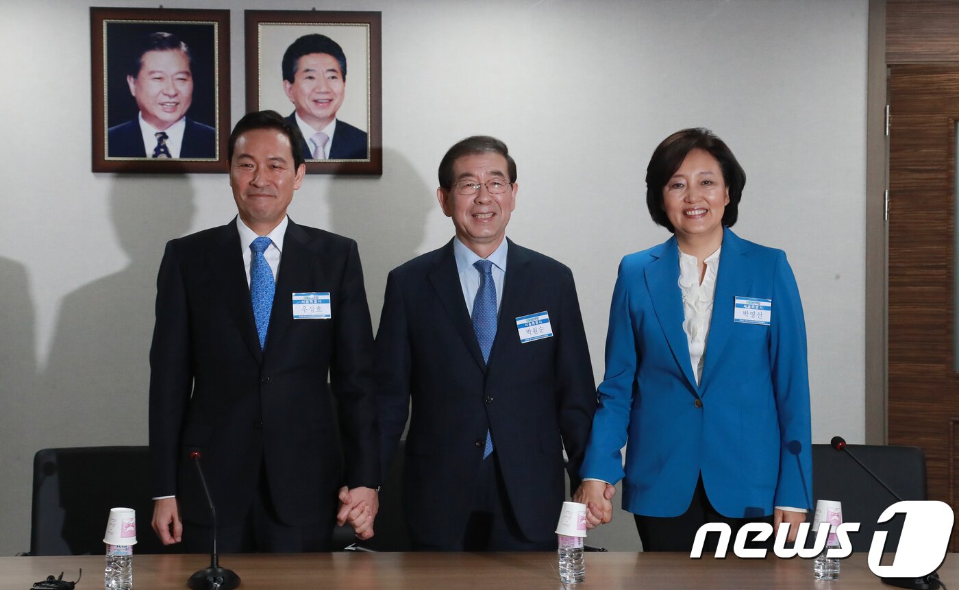본문 이미지 - '6·13 지방선거' 서울시장 도전에 나서는 더불어민주당 우상호 의원(왼쪽부터)과 박원순 서울시장과 박영선 의원이 2일 서울 여의도 민주당사에서 열린 공천관리위원회 광역단체장 면접에서 손을 맞잡고 있다. 2018.4.2/뉴스1 ⓒ News1 이동원 기자