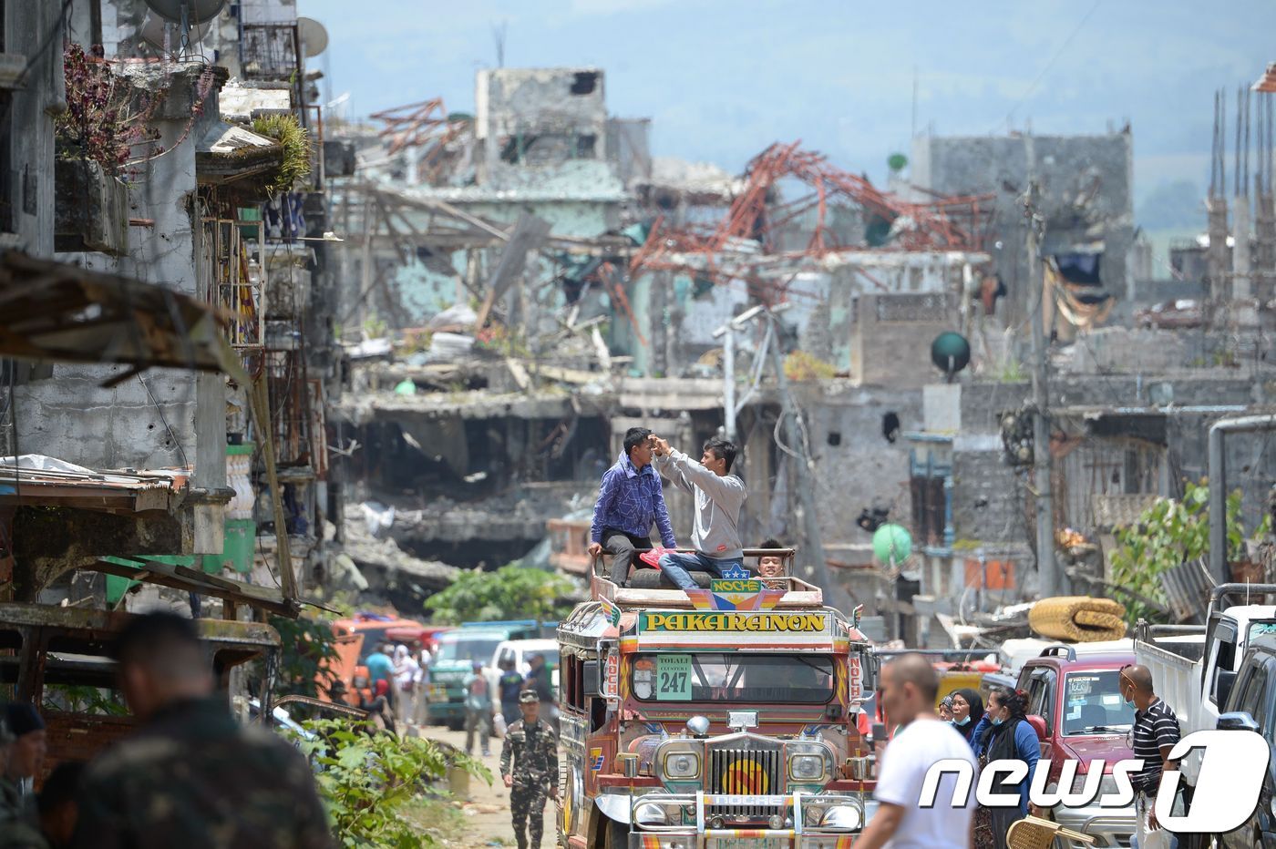 본문 이미지 - 1일 (현지시간) 정부군과 IS 추종 반군의 교전으로 전쟁터가 된 필리핀 민다나오 섬 마라위 시의 폐허로 변한 모습이 보인다. ⓒ AFP=뉴스1 ⓒ News1 우동명 기자