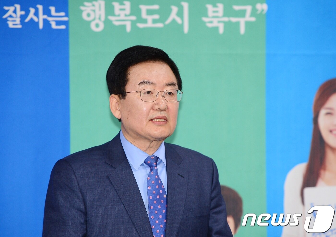 본문 이미지 - 문인 광주 북구청장 예비후보가 2일 광주시의회 브리핑룸에서 기자회견을 하고 10개 분야 30대 과제를 밝히고 있다. 문 예비후보는 "사람중심 혁신행정으로 더불어 잘사는 행복도시 광주 북구를 건설하겠다＂고 밝혔다.2018.4.2/뉴스1 ⓒ News1 박준배 기자