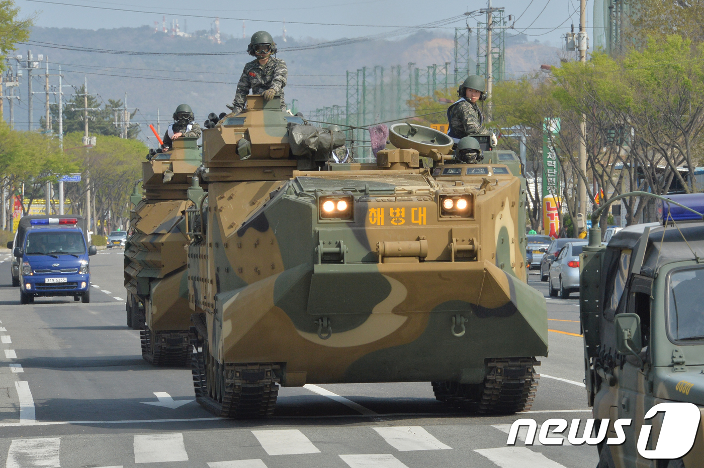 (포항=뉴스1) 최창호 기자 = KAAV(한국형돌격상륙장갑차)가 2일 오후 2018한·미연합군사훈련에 참가하기 위해 모처로 이동하고 있다.쌍용훈련은 2일부터 8일까지 동해안 모처에 …